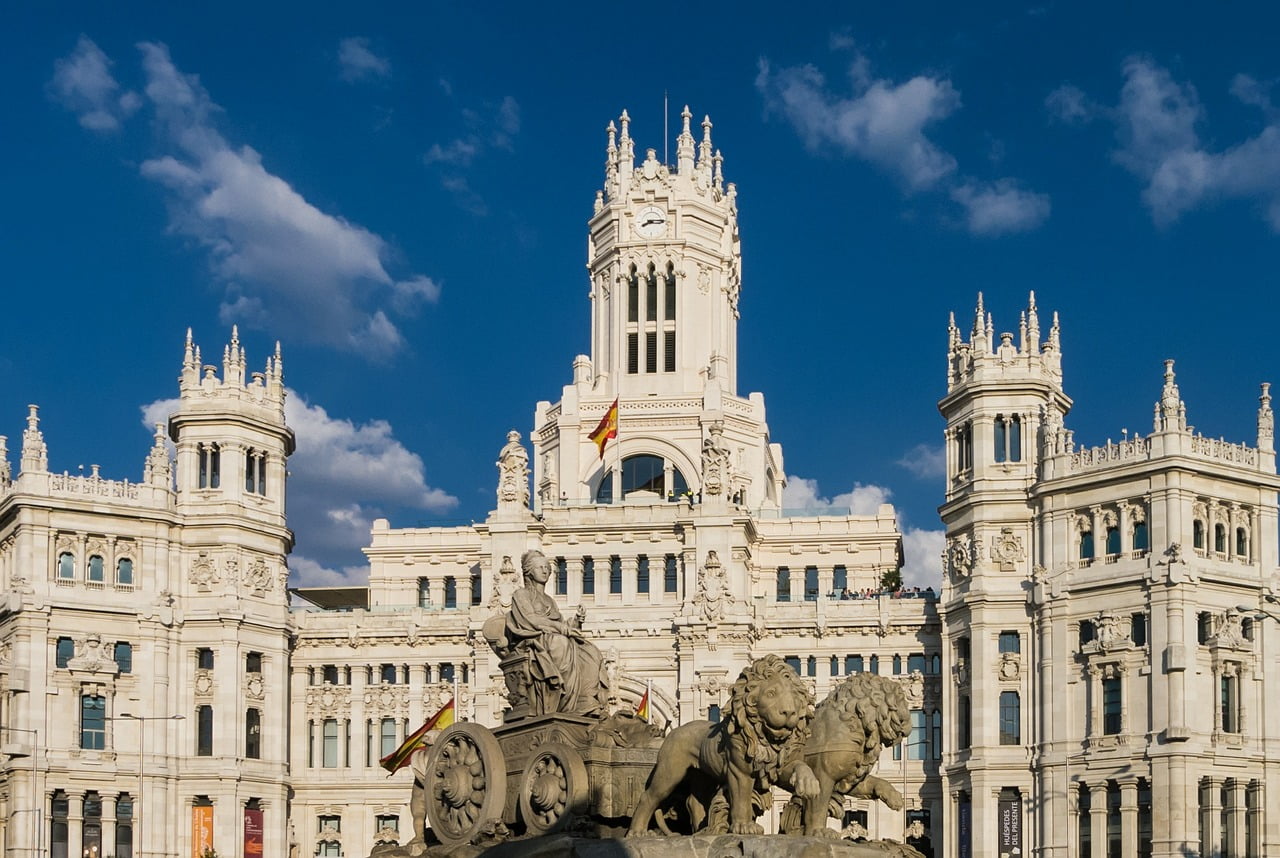 We organize complete and original free tours in Madrid
