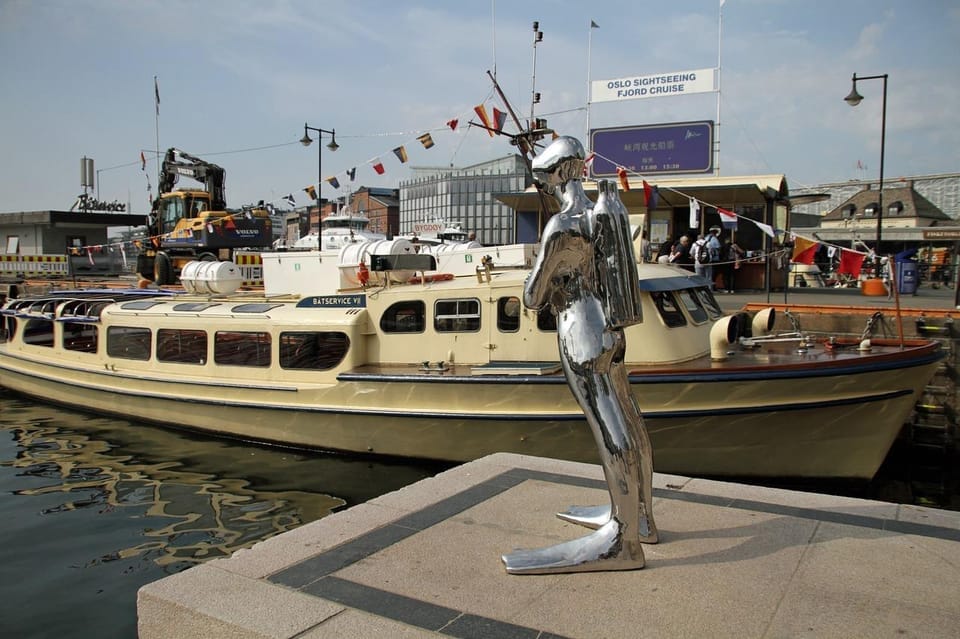 Oslo-Tour-the-port-with-the-statue